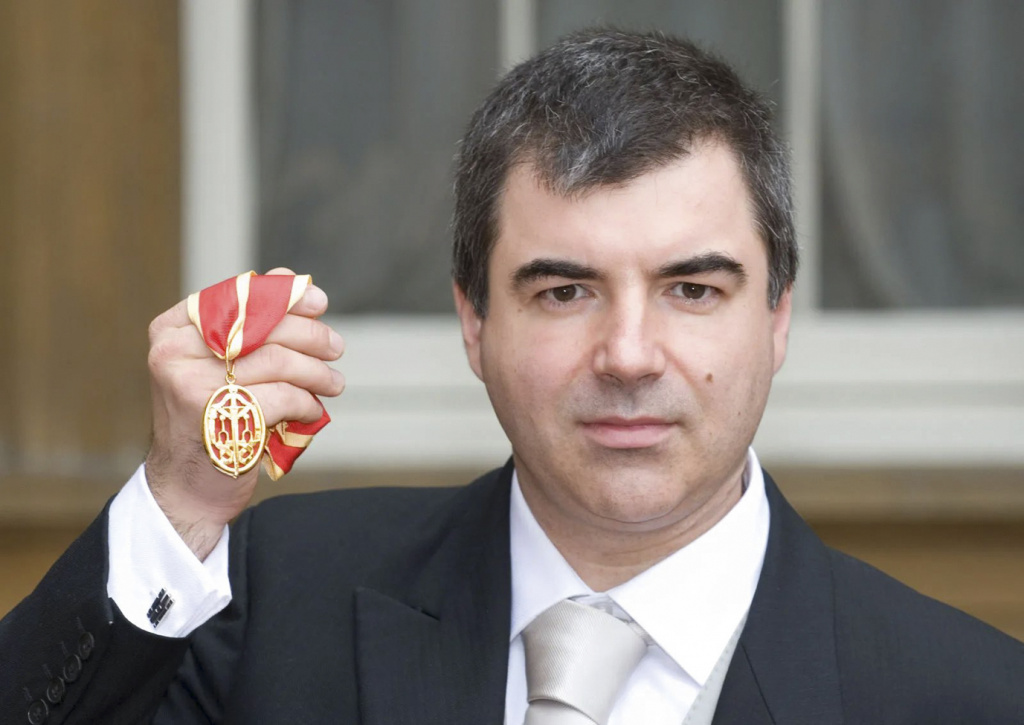 Konstantin-Novoselov-poses-after-receiving-his-Knighthood.jpg